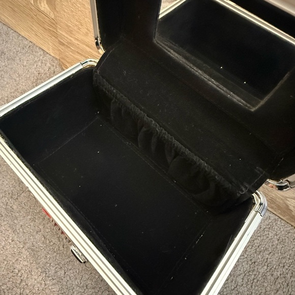 Silver Lockable Storage Case - Picture 7 of 7